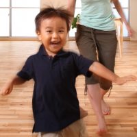 子供が歩き始めたら気になる「床の騒音」、解決する床材は？