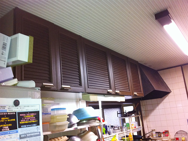 施工事例 ステンレスの天板に食洗器も ツートンの扉カラーで明るさを Before2